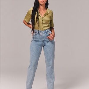 A&F Curve Love Ultra High Rise 90s Straight Jean